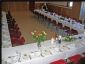 Store lyse lokaler. Her kan man se deler av bordet som er dekket til bryllup.